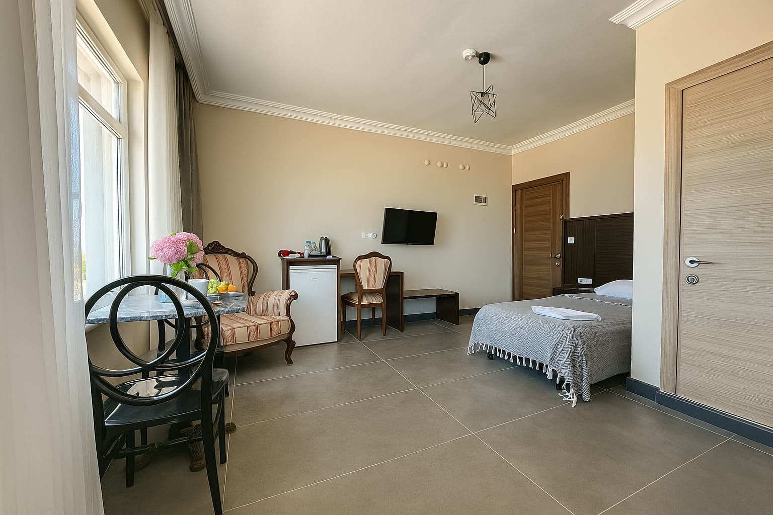 Karasu otel aile odası banyo ve iç görünüm